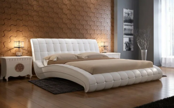 Двуспальные кровати в квартире в Серове